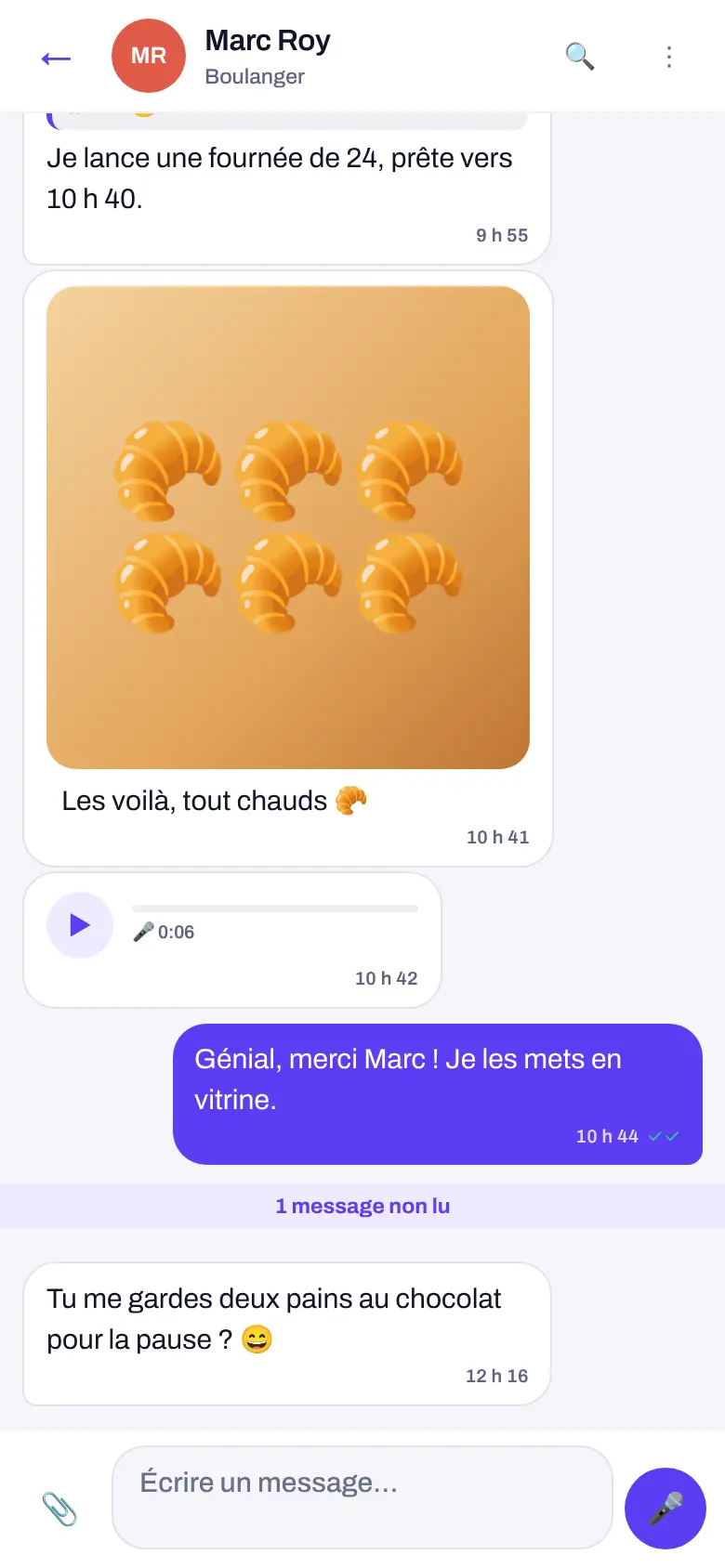 Une discussion entre le boulanger et la vendeuse : la fournée annoncée à 9 h 55, la photo des croissants à 10 h 41 et un message vocal
